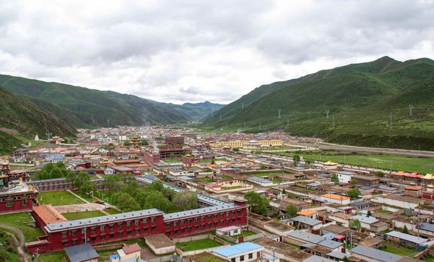 དགེ་འདུན་པ་རྒྱལ་བ་ལགས་སུ་ཆབ་སྲིད་དང་འགལ་བའི་ཉེས་མིང་འོག་འཛིན་བཟུང་བཀག་སྐྱིལ་བྱས་ཡོད་འདུག