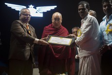 རྒྱ་གར་གྱི་སྲིད་འཛིན་ཀ་ལམ་དམ་པའི་མཚན་ཐོག་གི་སྤྱི་ཚོགས་ཕན་བདེའི་བྱ་དགའ་༧གོང་ས་མཆོག་ལ་འབུལ་སྐབས། ༢༠༡༥།༡༡།༩