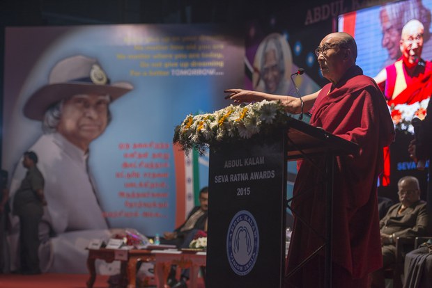 རྒྱ་གར་གྱི་སྲིད་འཛིན་ཀ་ལམ་དམ་པའི་མཚན་ཐོག་གི་སྤྱི་ཚོགས་ཕན་བདེའི་བྱ་དགའ་༧གོང་ས་མཆོག་ལ་འབུལ་སྐབས། ༢༠༡༥།༡༡།༩ རྒྱ་གར་གྱི་སྲིད་འཛིན་ཀ་ལམ་དམ་པའི་མཚན་ཐོག་གི་སྤྱི་ཚོགས་ཕན་བདེའི་བྱ་དགའ་༧གོང་ས་མཆོག་ལ་འབུལ་སྐབས། ༢༠༡༥།༡༡།༩