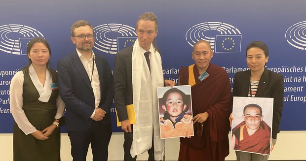 ཡོ་རོབ་ནང་བོད་དོན་ཞུ་གཏུག་དང་པཎ་ཆེན་རིན་པོ་ཆེའི་གནད་དོན་ཞུ་གཏུག་གནང་བཞིན་འདུག