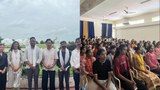 འཚེ་མེད་ཞི་བའི་ལྟ་གྲུབ་སྦྱོང་བརྡར་བསྟི་གནས་ཁང་ནས་རྒྱ་གར་མཐོ་སློབ་ཁག་བཅུ་ལྷག་གི་ནང་བོད་ནང་སྐུ་ལུས་མེར་སྲེག་དང་འབྲེལ་བའི་གློག་བརྙན་གཟིགས་འབུལ་གྱི་ལས་འགུལ་སྤེལ་བཞིན་པ།