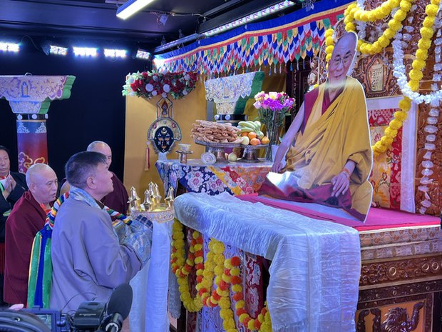 ༧གོང་ས་མཆོག་ལ་ནོ་སྦེལ་ཞི་བདེའི་གཟེངས་རྟགས་ཕུལ་བའི་དུས་ཆེན་གང་སར་སྲུང་བརྩི་གནང་འདུག ༧གོང་ས་མཆོག་ལ་ནོ་སྦེལ་ཞི་བདེའི་གཟེངས་རྟགས་ཕུལ་བའི་དུས་ཆེན་གང་སར་སྲུང་བརྩི་གནང་འདུག