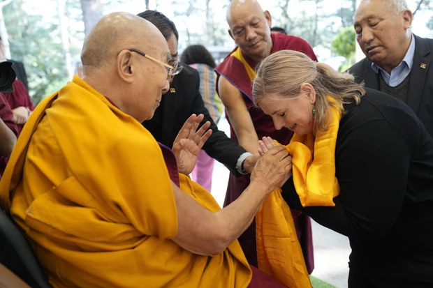 སྤྱི་ནོར་༸གོང་ས་༸སྐྱབས་མགོན་ཆེན་པོ་མཆོག་གིས་ཨའོསི་ཊརེ་ལི་ཡའི་བོད་དོན་ལས་འགུལ་ལྟེ་གནས་ཁང་གི་ཚོགས་མི་ཁག་ཅིག་ལ་མཇལ་ཁ་སྩལ་བ།