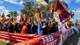 རྒྱ་ནག་སྲིད་བློན་ཨའོསི་ཊརེ་ལི་ཡར་འབྱོར་བར་བོད་མི་ཚོས་ངོ་རྒོལ།