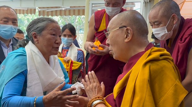 ༸གོང་ས་མཆོག་གིས་དེ་སྔ་ལྷ་སར་ཡོད་པའི་བལ་ཡུལ་གཞུང་ཚབ་ཁང་གི་གཞུང་ཚབ་པ་གཞོན་པ་སྐུ་ཞབས་Bahadur khrati Chhetri ལགས་ཀྱི་བུ་མོ་དང་ནང་མི་བཅས་པར་དམིགས་བསལ་མཇལ་ཁ་སྩལ་འདུག ༸གོང་ས་མཆོག་གིས་དེ་སྔ་ལྷ་སར་ཡོད་པའི་བལ་ཡུལ་གཞུང་ཚབ་ཁང་གི་གཞུང་ཚབ་པ་གཞོན་པ་སྐུ་ཞབས་Bahadur khrati Chhetri ལགས་ཀྱི་བུ་མོ་དང་ནང་མི་བཅས་པར་དམིགས་བསལ་མཇལ་ཁ་སྩལ་འདུག