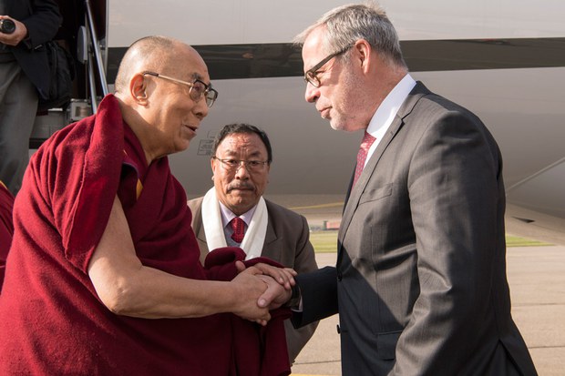 སུད་སིའི་གྲོང་ཁྱེར་Bern་གྱི་སྤྱི་ཁྱབ་པ་(Alexander Tschappat)་ནས་༧གོང་ས་མཆོག་ཕེབས་བསུ་གནང་བ། ༢༠༡༦།༡༠།༡༢ སུད་སིའི་གྲོང་ཁྱེར་Bern་གྱི་སྤྱི་ཁྱབ་པ་(Alexander Tschappat)་ནས་༧གོང་ས་མཆོག་ཕེབས་བསུ་གནང་བ། ༢༠༡༦།༡༠།༡༢