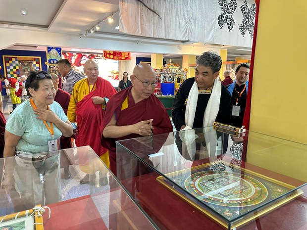 སོག་ཡུལ་དུ་ཐང་ཀའི་འགྲེམས་སྟོན་གནང་བའི་དམིགས་ཡུལ་གཙོ་བོ་ནི་བོད་དང་སོག་པོའི་དབར་གྱི་རི་མོའི་སྒྱུ་རྩལ་ཐད་སྟོང་ཆ་བསྐང་རྒྱུའི་ཆེད་ཡིན་ཞེས། ཐང་ཀའི་སྒྱུ་རྩལ་བ་བུ་ཆུང་ནུབ་རྒྱ་ལགས་ཀྱིས་གསུངས་བྱུང་།