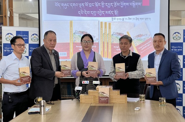 བོད་གཞུང་དགའ་ལྡན་ཕོ་བྲང་སྐོར་གྱི་དཔྱད་རྩོམ་ཕྱོགས་བསྒྲིགས་ཀྱི་དཔེ་དེབ་དབུ་འབྱེད་གནང་སོང་། བོད་གཞུང་དགའ་ལྡན་ཕོ་བྲང་སྐོར་གྱི་དཔྱད་རྩོམ་ཕྱོགས་བསྒྲིགས་ཀྱི་དཔེ་དེབ་དབུ་འབྱེད་གནང་སོང་།