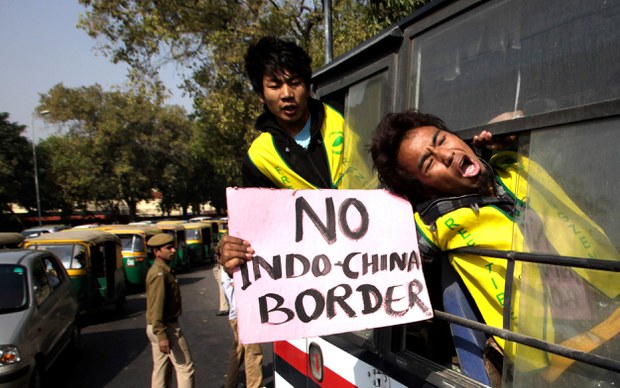 བཙན་བྱོལ་བོད་མི་ཚོས་རྒྱ་དཀར་ནག་གཉིས་བར་ས་མཚམས་མེད་ཞེས་ལྡི་ལིར་ངོ་རྒོལ་བྱས་སྐབས། ༢༠༡༢