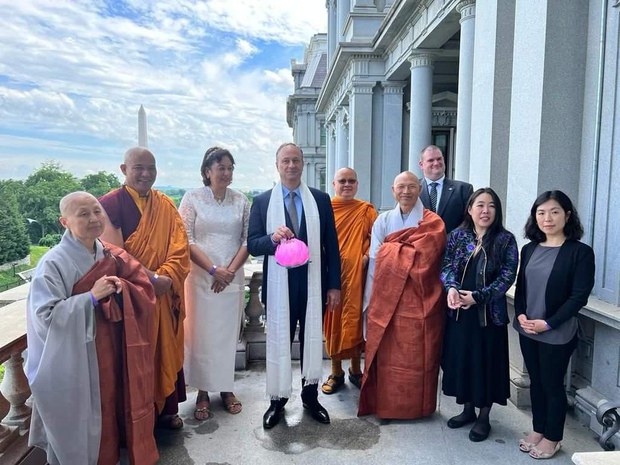 ཨ་རིའི་སྲིད་འཛིན་དང་ཕྱི་སྲིད་ལས་ཁུངས་ཀྱིས་འཛམ་གླིང་གི་ནང་པ་ཡོངས་ལ་འཚམས་འདྲི་གནང་འདུག ཨ་རིའི་སྲིད་འཛིན་དང་ཕྱི་སྲིད་ལས་ཁུངས་ཀྱིས་འཛམ་གླིང་གི་ནང་པ་ཡོངས་ལ་འཚམས་འདྲི་གནང་འདུག