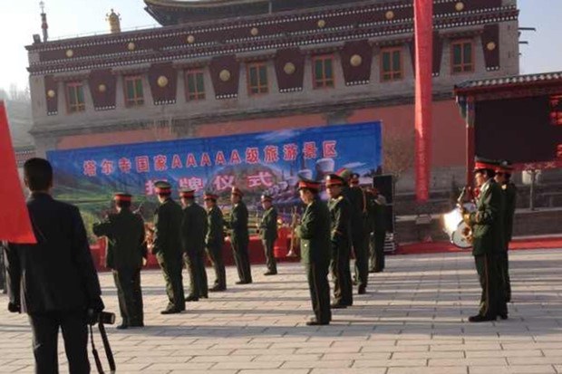 སྐུ་འབུམ་དགོན་དུ།