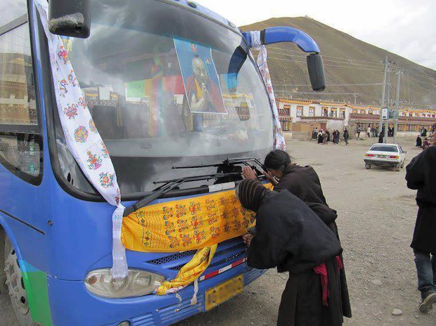 བོད་ནང་གི་བོད་མི་ཚོས་༧གོང་ས་མཆོག་གི་སྐུ་པར་མཐོང་པས་དད་ཕྱག་འཚལ་བཞིན་པ། 