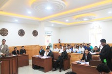 ཆེས་མཐོའི་ཁྲིམས་ཞིབ་ཁང་ནས་ཁ་མཆུ་ཨང་༢༠་པ་མ་ཉེས་ཁ་གཡོག་ཐད་ཞིབ་གཅོད་ཉན་ཞིབ་ཐེངས་བདུན་པ་ཚོགས་གནང་སྐབས། ༢༠༡༩།༨།༨