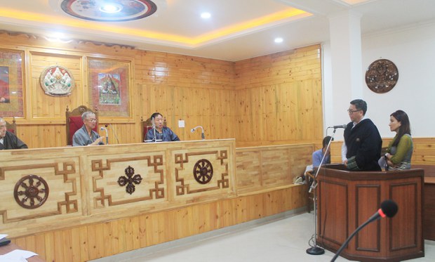 ཆེས་མཐོའི་ཁྲིམས་ཞིབ་ཁང་ནས་ཁ་མཆུ་ཨང་༢༠་པ་མ་ཉེས་ཁ་གཡོག་ཐད་ཞིབ་གཅོད་ཉན་ཞིབ་དྲུག་པ་ཚོགས་གནང་སྐབས། ༢༠༡༩།༨།༧ ཆེས་མཐོའི་ཁྲིམས་ཞིབ་ཁང་ནས་ཁ་མཆུ་ཨང་༢༠་པ་མ་ཉེས་ཁ་གཡོག་ཐད་ཞིབ་གཅོད་ཉན་ཞིབ་དྲུག་པ་ཚོགས་གནང་སྐབས། ༢༠༡༩།༨།༧