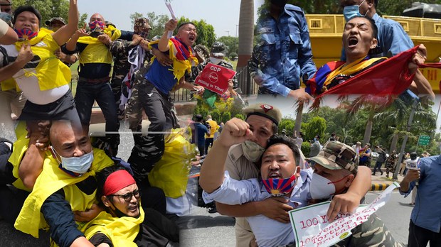 དམར་ཤོག་ཚོགས་པ་བཙུགས་ནས་ལོ་བརྒྱ་འཁོར་བ་དེ་ཆེས་མུན་ནག་གི་ཉིན་མོར་ངོས་འཛིན།