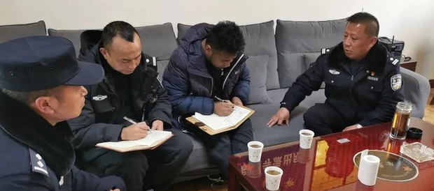 ཁྱུང་མཆུ་རྫོང་དུ་ཉེན་རྟོག་པ་ཚོས་མི་མང་ལ་སྤྱི་ཚོགས་བདེ་འཇགས་ལ་ཁག་ཐེག་དགོས་ཟེར་བའི་ཡིག་ཆ་ཞིག་ལ་མིང་རྟགས་རྒྱག་གི་འཇུག་བཞིན་ཡོད་འདུག ཁྱུང་མཆུ་རྫོང་དུ་ཉེན་རྟོག་པ་ཚོས་མི་མང་ལ་སྤྱི་ཚོགས་བདེ་འཇགས་ལ་ཁག་ཐེག་དགོས་ཟེར་བའི་ཡིག་ཆ་ཞིག་ལ་མིང་རྟགས་རྒྱག་གི་འཇུག་བཞིན་ཡོད་འདུག