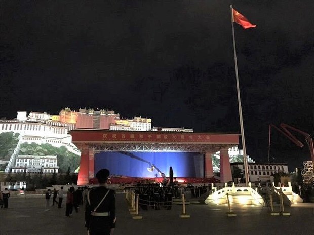 མཛད་སྒོ་གྲ་སྒྲིག་དང་མཉམ་བོད་ཀྱི་རྒྱལ་ས་ལྷ་སར་དམ་དྲག་ཧ་ཅང་ཆེན་པོ་བྱེད་བཞིན་འདུག