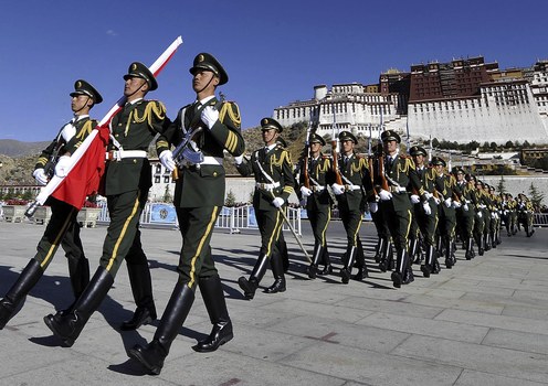 ཕོ་བྲང་པོ་ཏ་ལའི་མདུན་དུ་དམག་སྦྱོང་བྱེད་བཞིན་པ། ༢༠༡༡།༡༠།༠༡