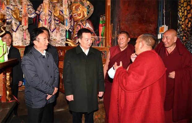གསུམ་བཅུ་དུས་དྲན་སླེབས་ལ་ན་ཉེ་བའི་སྐབས་བོད་ནང་བརྟན་ལྷིང་ཡོང་ཆེད་ཝང་ཅུན་ཀྲེང་ཡིས་ལྷ་སའི་དགོན་སྡེ་ཁག་ཅིག་ནང་བརྟག་ཞིབ་བྱས་འདུག