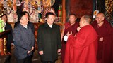 གསུམ་བཅུ་དུས་དྲན་སླེབས་ལ་ན་ཉེ་བའི་སྐབས་བོད་ནང་བརྟན་ལྷིང་ཡོང་ཆེད་ཝང་ཅུན་ཀྲེང་ཡིས་ལྷ་སའི་དགོན་སྡེ་ཁག་ཅིག་ནང་བརྟག་ཞིབ་བྱས་འདུག