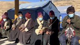 ཀན་སུའུ་ནང་ས་ཡོམ་འགུལ་ཚད་༦་དང་གྲངས་ཆུང་༢་བརྒྱབ་སྟེ་བདུན་ཕྲག་གཅིག་ཕྱིན་པའི་རྗེས་སུ་རྐྱེན་ལམ་དུ་ཕྱིན་པའི་མིའི་གྲངས་འབོར་ཀན་སུའུ་དང་མཚོ་སྔོན་གཉིས་ཀ་ནས་༡༤༩་བར་འཕར་ཡོད་པ།