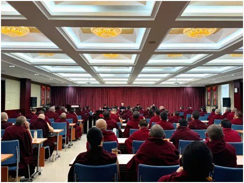 རྒྱ་ནག་གཞུང་གིས་པེ་ཅིན་བོད་བརྒྱུད་ནང་བསྟན་སློབ་གླིང་གི་དགེ་འདུན་པ་ཚོར་ཏཱ་ལའི་བླ་མ་དང་ཁ་བྲལ་བར་འབྲེལ་བ་གཏན་གཅོད་དགོས་པའི་ཚོགས་འདུ་བསྐོངས་ཡོད་འདུག རྒྱ་ནག་གཞུང་གིས་པེ་ཅིན་བོད་བརྒྱུད་ནང་བསྟན་སློབ་གླིང་གི་དགེ་འདུན་པ་ཚོར་ཏཱ་ལའི་བླ་མ་དང་ཁ་བྲལ་བར་འབྲེལ་བ་གཏན་གཅོད་དགོས་པའི་ཚོགས་འདུ་བསྐོངས་ཡོད་འདུག