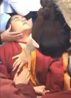 རྒྱ་ནག་གཞུང་གིས་གསེར་རྟ་བླ་རུང་ཆོས་སྒར་ནས་མཚོ་སྔོན་མགོ་ལོག་ཕྱོགས་ཀྱི་གྲྭ་བཙུན་ལྔ་བརྒྱ་ཙམ་ཕྱིར་ཕུད་བཏང་སྐབས་ཁ་ཤས་དྲན་པ་ཐོར་བ། ༢༠༡༦།༡༢།༢༤