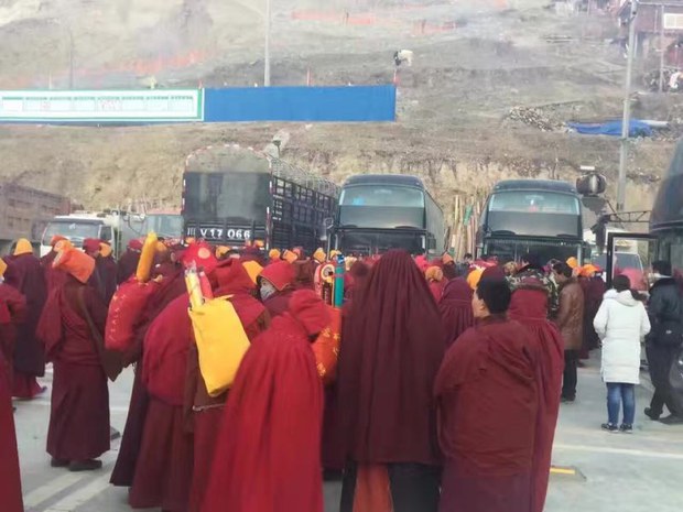 རྒྱ་ནག་གཞུང་གིས་གསེར་རྟ་བླ་རུང་ཆོས་སྒར་ནས་མཚོ་སྔོན་མགོ་ལོག་ཕྱོགས་ཀྱི་གྲྭ་བཙུན་ལྔ་བརྒྱ་ཙམ་ཕྱིར་ཕུད་བཏང་སྐབས། ༢༠༡༦།༡༢།༢༤ རྒྱ་ནག་གཞུང་གིས་གསེར་རྟ་བླ་རུང་ཆོས་སྒར་ནས་མཚོ་སྔོན་མགོ་ལོག་ཕྱོགས་ཀྱི་གྲྭ་བཙུན་ལྔ་བརྒྱ་ཙམ་ཕྱིར་ཕུད་བཏང་སྐབས། ༢༠༡༦།༡༢།༢༤
