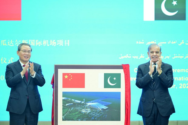 ས་བབ་ཆབ་སྲིད་ཀྱི་གལ་གནད་ལྡན་པའི་པཱ་ཀི་སི་ཐན་གྱི་གྷ་ཝ་དར་གྲོང་ཁྱེར་དུ་རྒྱ་ནག་གཞུང་གི་རོགས་སྐྱོར་འོག་རྒྱལ་སྤྱིའི་གནམ་ཐང་གསར་པ་ཞིག་དབུ་འབྱེད་བྱས་འདུག