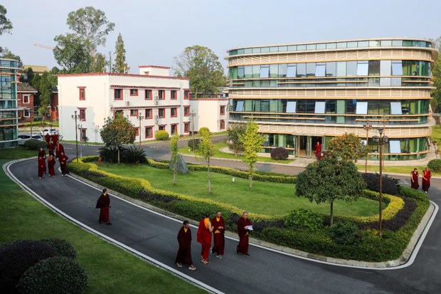 རྒྱ་ནག་གཞུང་གིས་བོད་བརྒྱུད་ནང་བསྟན་སློབ་གླིང་དུ་འཛུལ་ཞུགས་མཁན་བླ་སྤྲུལ་ཚོས་ཁ་བྲལ་ལ་ངོ་རྒོལ་དགོས་པའི་ཆ་རྐྱེན་བཏོན་འདུག
