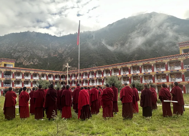 དམར་ཤོག་ཚོགས་པའི་རྒྱལ་སྟོན་དུས་ཆེན་དང་བསྟུན་བོད་ནང་གི་དགོན་སྡེ་སློབ་གྲྭ་ཁག་ཏུ་རྒྱལ་གཅེས་སློབ་གསོ་ཟེར་བ་ཤུགས་ཆེར་སྤེལ་བཞིན་ཡོད་འདུག དམར་ཤོག་ཚོགས་པའི་རྒྱལ་སྟོན་དུས་ཆེན་དང་བསྟུན་བོད་ནང་གི་དགོན་སྡེ་སློབ་གྲྭ་ཁག་ཏུ་རྒྱལ་གཅེས་སློབ་གསོ་ཟེར་བ་ཤུགས་ཆེར་སྤེལ་བཞིན་ཡོད་འདུག
