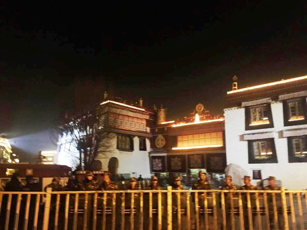 ལྷ་སའི་གཙུག་ལག་ཁང་གི་མདུན་གྱི་དགའ་ལྡན་ལྔ་མཆོད་སྐབས་ཀྱི་རྒྱ་གཞུང་གི་དམག་མི། ༢༠༡༦།༡༢།༢༣