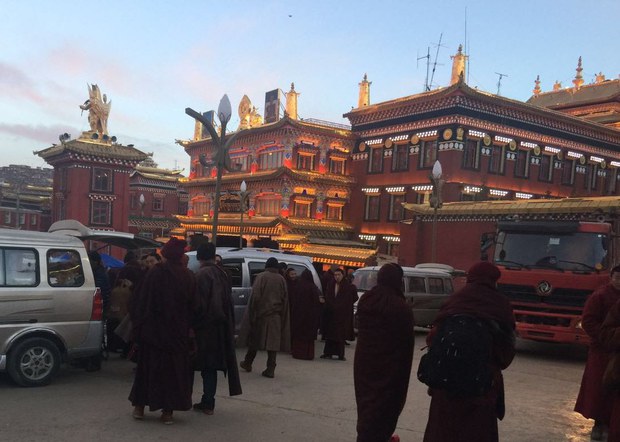 རྒྱ་ནག་གཞུང་གིས་གསེར་རྟ་བླ་རུང་སྒར་ནས་མཚོ་སྔོན་ཕྱོགས་ཀྱི་གྲྭ་བཙུན་ཚོ་ཕྱིར་ཕུད་བྱེད་བཞིན་པ། ༢༠༡༧།༤།༦ རྒྱ་ནག་གཞུང་གིས་གསེར་རྟ་བླ་རུང་སྒར་ནས་མཚོ་སྔོན་ཕྱོགས་ཀྱི་གྲྭ་བཙུན་ཚོ་ཕྱིར་ཕུད་བྱེད་བཞིན་པ། ༢༠༡༧།༤།༦