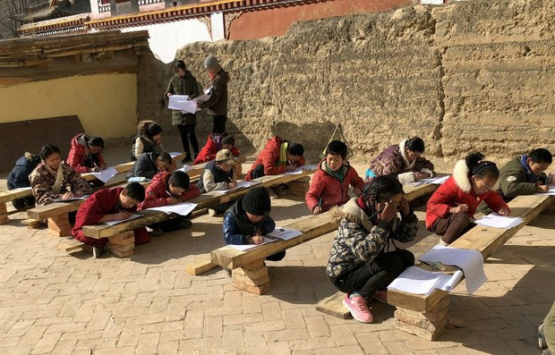 རྒྱ་ནག་གཞུང་གིས་བོད་ནང་གི་སློབ་གྲྭ་ཁག་གི་གུང་གསེང་སྐབས་ཕྲུ་གུར་ཆོས་ལུགས་ཀྱི་མཚོན་རྟགས་ཡོད་པའི་གྱོན་ཆས་ཀྱང་གྱོན་མི་ཆོག་པའི་དམ་དྲག་བྱེད་བཞིན་ཡོད་འདུག རྒྱ་ནག་གཞུང་གིས་བོད་ནང་གི་སློབ་གྲྭ་ཁག་གི་གུང་གསེང་སྐབས་ཕྲུ་གུར་ཆོས་ལུགས་ཀྱི་མཚོན་རྟགས་ཡོད་པའི་གྱོན་ཆས་ཀྱང་གྱོན་མི་ཆོག་པའི་དམ་དྲག་བྱེད་བཞིན་ཡོད་འདུག