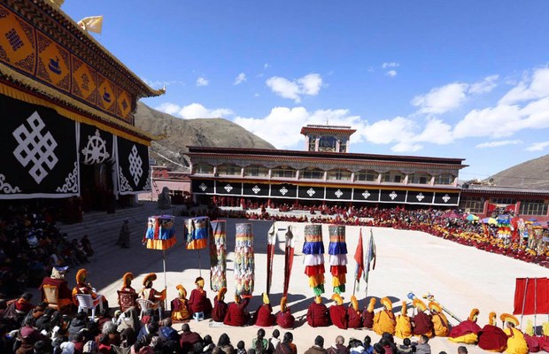 མདོ་སྨད་མགོ་ལོག་དར་ཐང་དགོན་པའི་སྤྱི་ཁང་གི་འཁྲིས་སུ་ཉེན་རྟོག་ཁང་གསར་རྒྱག་གིས་དགེ་འདུན་པ་ཚོར་སུན་གཙེར་བཟོ་བཞིན་པ། མདོ་སྨད་མགོ་ལོག་དར་ཐང་དགོན་པའི་སྤྱི་ཁང་གི་འཁྲིས་སུ་ཉེན་རྟོག་ཁང་གསར་རྒྱག་གིས་དགེ་འདུན་པ་ཚོར་སུན་གཙེར་བཟོ་བཞིན་པ།
