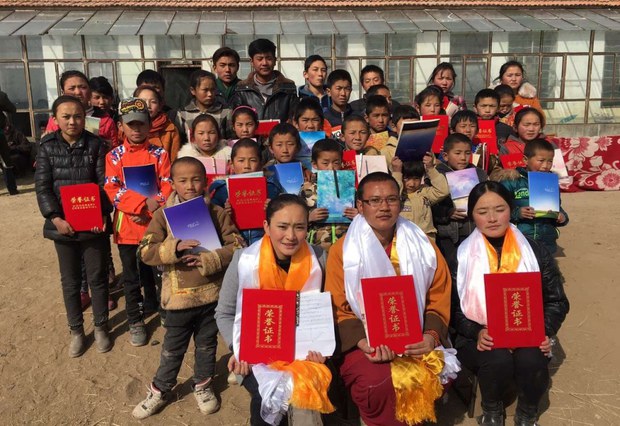 ཉི་གཞོན་ཤེས་རིག་སྐུལ་སྤེལ་དམངས་བསྒྲུབ་ཚོཊ་པའི་ཚོཊ་གཙོ་ཆོས་བཟང་རྒྱ་མཚོ་ལགས་དང་སློབ་ཕྲུག་ཚོའི་ཉེ་པར། ཉི་གཞོན་ཤེས་རིག་སྐུལ་སྤེལ་དམངས་བསྒྲུབ་ཚོཊ་པའི་ཚོཊ་གཙོ་ཆོས་བཟང་རྒྱ་མཚོ་ལགས་དང་སློབ་ཕྲུག་ཚོའི་ཉེ་པར།