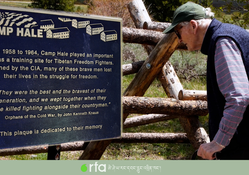 ཕྱི་ལོ་ ༢༠༢༤ ཟླ་ ༦ ནང་ཀེམཔ་ཧེལ་ (Camp Hale) དང་བོད་པའི་འཇམ་དམག་འཐབ་རྒོལ་བར་རྗེས་དྲན་ཞུས་པའི་སྐབས་སྦུརུསི་ཝལ་ཀར་གྱིས་ཀེམཔ་ཧེལ་གྱི་ས་རྟགས་ཤིག་ཡོད་པ་དེར་གཟིགས་བཞིན་པ།