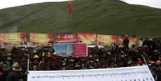ནང་ཆེན་སྡོམ་པ་མི་དམངས་ཀྱིས་ཁོར་ཡུག་སྲུང་བའི་གདུང་འབོད་འདུ་འཛོམས་བྱེད་བཞིན་པ། ༢༠༡༤།༨།༦