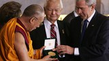 ༸གོང་ས་མཆོག་ལ་ཨ་རིའི་གསེར་གྱི་གཟེངས་རྟགས་ཕུལ་ནས་ལོ་ངོ་ ༡༣ འཁོར་བའི་དུས་དྲན་སྲུང་བརྩི།