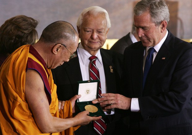 ༸གོང་ས་མཆོག་ལ་ཨ་རིའི་གསེར་གྱི་གཟེངས་རྟགས་ཕུལ་ནས་ལོ་ངོ་ ༡༣ འཁོར་བའི་དུས་དྲན་སྲུང་བརྩི།