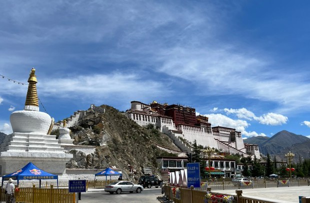 ལྷ་སར་ཏོག་དབྱིབས་ནད་ཡམས་ཁྱབ་གདལ་རྐྱེན་ཕོ་བྲང་པོ་ཏཱ་ལ་གནས་སྐབས་སྒོ་རྒྱབ་འདུག