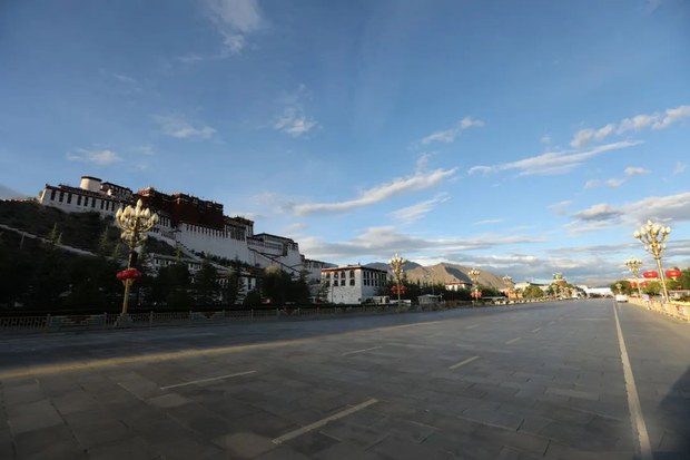 ཚེས་༡༤ཉིན་བོད་རང་སྐྱོང་ལྗོངས་ཟེར་བའི་ནང་ཏོག་དབྱིབས་ནད་ཡམས་འགོས་བ་གཅིག་ཀྱང་བྱུང་མེད་པ་བསྒྲགས་འདུག་ཀྱང་ཁྱིམ་སྡོད་བཀག་རྒྱ་གློད་མི་འདུག ཚེས་༡༤ཉིན་བོད་རང་སྐྱོང་ལྗོངས་ཟེར་བའི་ནང་ཏོག་དབྱིབས་ནད་ཡམས་འགོས་བ་གཅིག་ཀྱང་བྱུང་མེད་པ་བསྒྲགས་འདུག་ཀྱང་ཁྱིམ་སྡོད་བཀག་རྒྱ་གློད་མི་འདུག