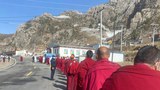 བོད་མི་མང་པོ་གནས་ཡུལ་ཟི་ལིང་གྲོང་ཁྱེར་ནང་འདི་ཚེས་༢༦ཉིན་ནད་པ་༥༣གསར་དུ་འཕར་འདུག
