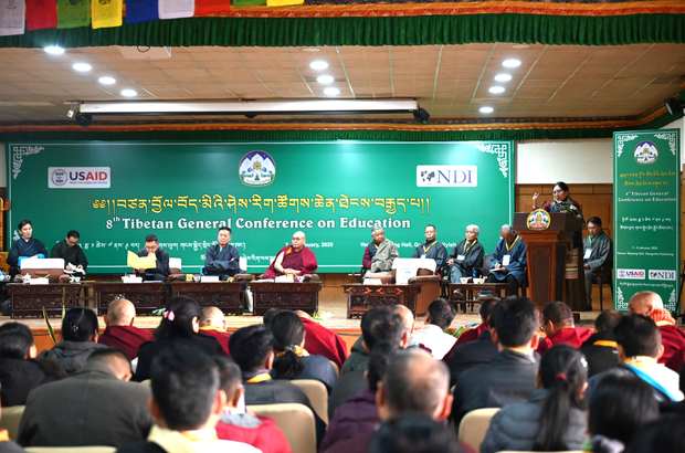 བཙན་བྱོལ་བོད་མིའི་ཤེས་རིག་ཚོགས་ཆེན་ཐེངས་བརྒྱད་པ་རྡ་རམ་ས་ལར་ཚོགས་བཞིན་འདུག