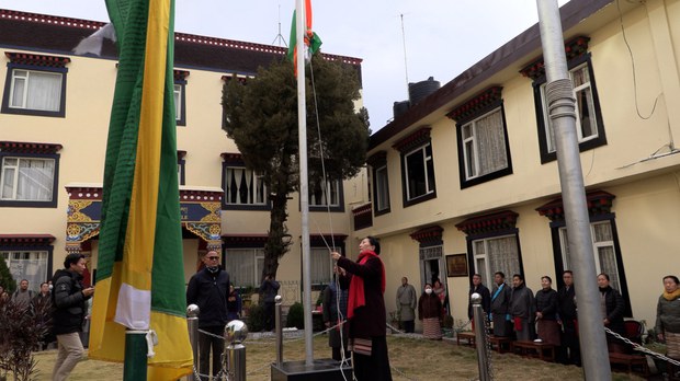 བོད་མིའི་སྒྲིག་འཛུགས་ཀྱིས་རྒྱ་གར་སྤྱི་མཐུན་རྒྱལ་ཁབ་དབུ་བརྙེས་ཏེ་ལོ་ངོ་ ༧༥ འཁོར་བའི་དུས་དྲན་སྲུང་བརྩི་ཞུས་པ། བོད་མིའི་སྒྲིག་འཛུགས་ཀྱིས་རྒྱ་གར་སྤྱི་མཐུན་རྒྱལ་ཁབ་དབུ་བརྙེས་ཏེ་ལོ་ངོ་ ༧༥ འཁོར་བའི་དུས་དྲན་སྲུང་བརྩི་ཞུས་པ།