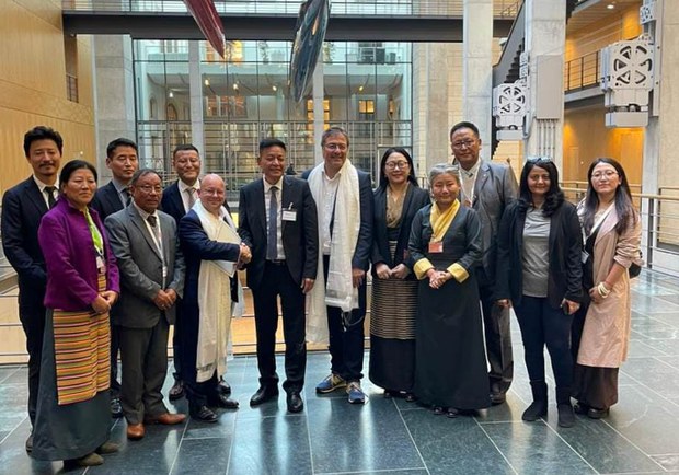བོད་མིའི་སྒྲིག་འཛུགས་ཀྱི་སྐུ་ཚབ་ཚོགས་པས་ཇར་མན་ནང་གྲོས་ཚོགས་འཐུས་མི་སོགས་གནད་ཡོད་མི་སྣ་དང་མཇལ་འཕྲད་གནང་འདུག བོད་མིའི་སྒྲིག་འཛུགས་ཀྱི་སྐུ་ཚབ་ཚོགས་པས་ཇར་མན་ནང་གྲོས་ཚོགས་འཐུས་མི་སོགས་གནད་ཡོད་མི་སྣ་དང་མཇལ་འཕྲད་གནང་འདུག