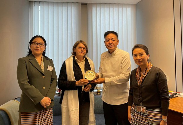 སྲིད་སྐྱོང་མཆོག་གིས་ཡོ་རོབ་གྲོས་ཚོགས་ཀྱི་ཚོགས་གཞོན་གཙོས་གནད་ཡོད་མི་སྣ་ཁག་དང་མཇལ་འཕྲད་གནང་འདུག སྲིད་སྐྱོང་མཆོག་གིས་ཡོ་རོབ་གྲོས་ཚོགས་ཀྱི་ཚོགས་གཞོན་གཙོས་གནད་ཡོད་མི་སྣ་ཁག་དང་མཇལ་འཕྲད་གནང་འདུག