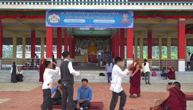 སློབ་ཕྲུག་རྣམས་ཀྱི་རིགས་ལམ་གོ་རྟོགས་རྒྱུན་གནས་ཐུབ་ཆེད་རྒྱ་གར་ལྷོ་ཕྱོགས་སུ་རིགས་ལམ་འདུ་འཛོམས་གནང་བཞིན་འདུག སློབ་ཕྲུག་རྣམས་ཀྱི་རིགས་ལམ་གོ་རྟོགས་རྒྱུན་གནས་ཐུབ་ཆེད་རྒྱ་གར་ལྷོ་ཕྱོགས་སུ་རིགས་ལམ་འདུ་འཛོམས་གནང་བཞིན་འདུག