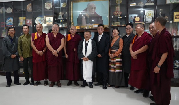 པ་སངས་ཚེ་རིང་ལགས་ལས་བྱེད་འདེམས་བསྐོ་ལྷན་ཁང་གི་ཚོགས་མིར་འདེམས་བསྐོ་བྱུང་བ་ལྟར་ལས་འཁུར་དམ་འབུལ་ཞུས་འདུག པ་སངས་ཚེ་རིང་ལགས་ལས་བྱེད་འདེམས་བསྐོ་ལྷན་ཁང་གི་ཚོགས་མིར་འདེམས་བསྐོ་བྱུང་བ་ལྟར་ལས་འཁུར་དམ་འབུལ་ཞུས་འདུག