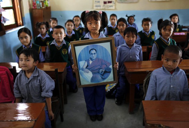 བཙན་བྱོལ་བོད་མིའི་སློབ་གྲྭ་ཟླ་སྒྲིལ་ཚོགས་ཆུང་བསྐོ་འཛུགས་ཀྱིས་སློབ་གྲྭ་ཟླ་སྒྲིལ་གཏང་རྒྱུའི་འཆར་འགོད་གནང་བཞིན་འདུག
